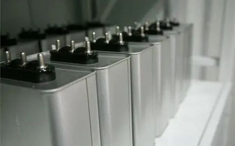 哪些因素影響電力電容器的容量？